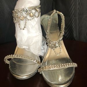 Sexy, gorgeous silver bling strap sandals. Zipper heal back.